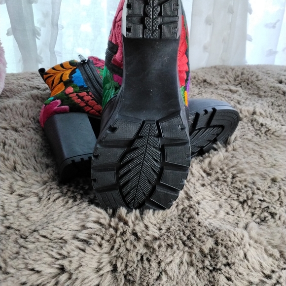 Guaraxez‎ Ameyal Embroidery Booties. 8 m - Picture 4 of 5